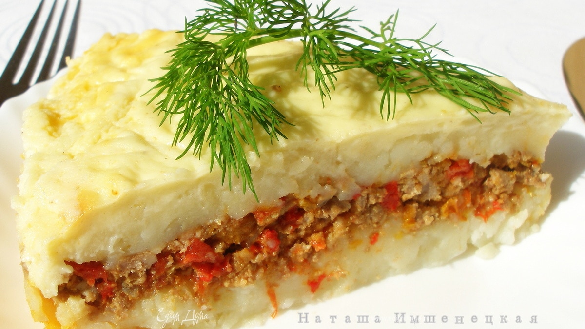 Картофельная запеканка с фаршем под соусом Бешамель