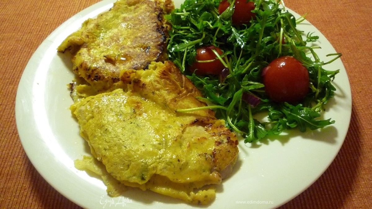 Шницель в пряной горчичной панировке с салатом