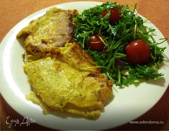 Шницель в пряной горчичной панировке с салатом