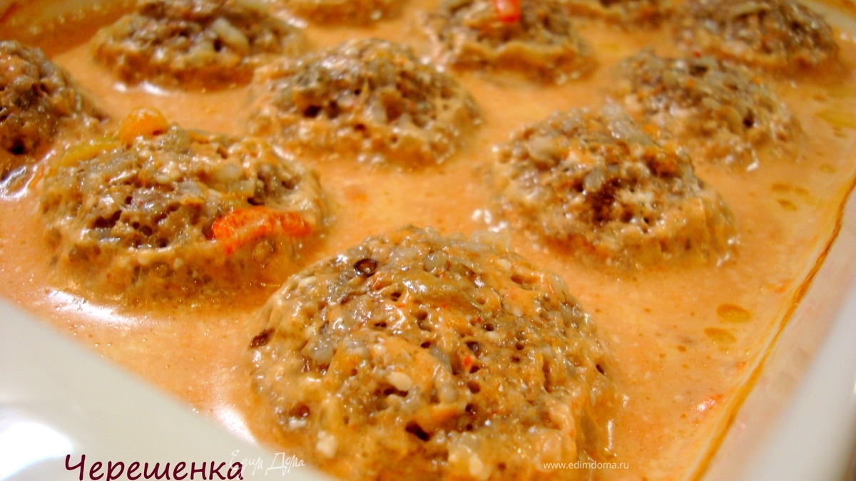 Тефтели с грибами, запеченные в духовке в томатно-сметанном соусе