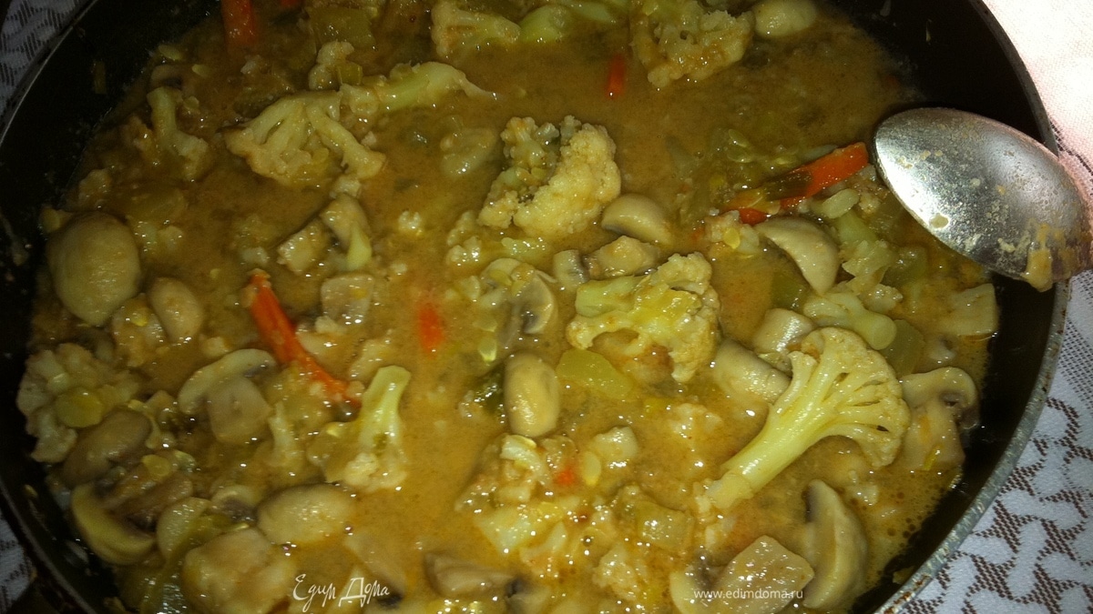 Грибы с овощами в арахисовом чили-соусе