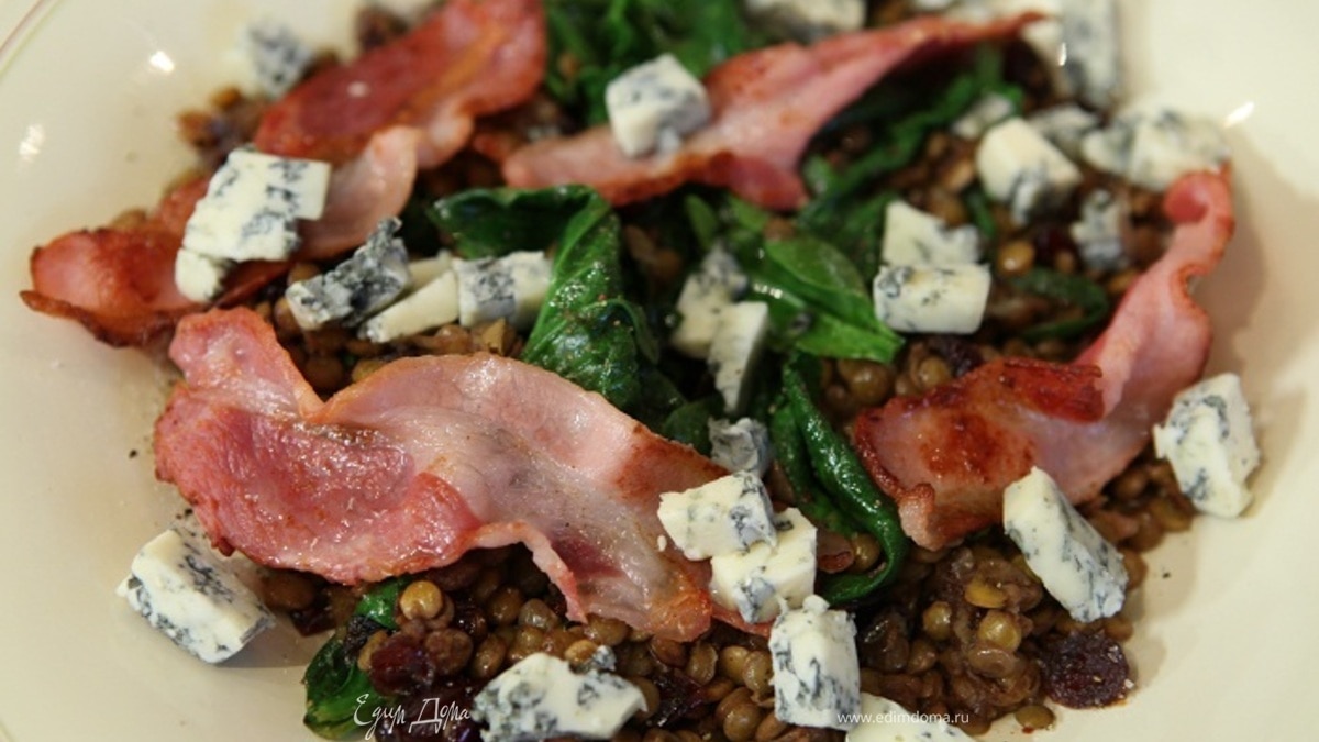 Салат из чечевицы со шпинатом и горгонзолой