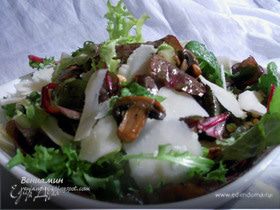 Теплый салат с шампиньонами, кедровыми орехами и пекорино