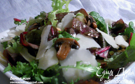 Рецепт Теплый салат с шампиньонами, кедровыми орехами и пекорино