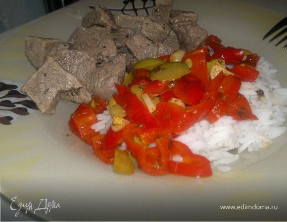 Белый рис с овощным рагу и мраморная говядина в традиционных французских специях. Белый рис с овощным рагу и мраморная говядина в традиционных французских специях.