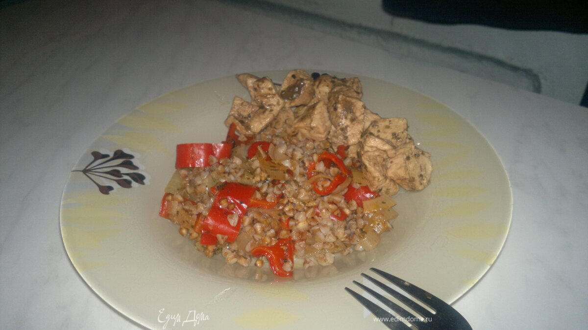 Гречетто вариант номер семь со сладким перцем и серебряным луком + тушеная грудка индейки в бальзамическом уксусе.