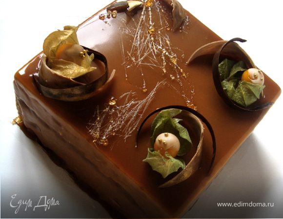 Карамельный муссовый торт с  компотом из абрикоса и фундуком