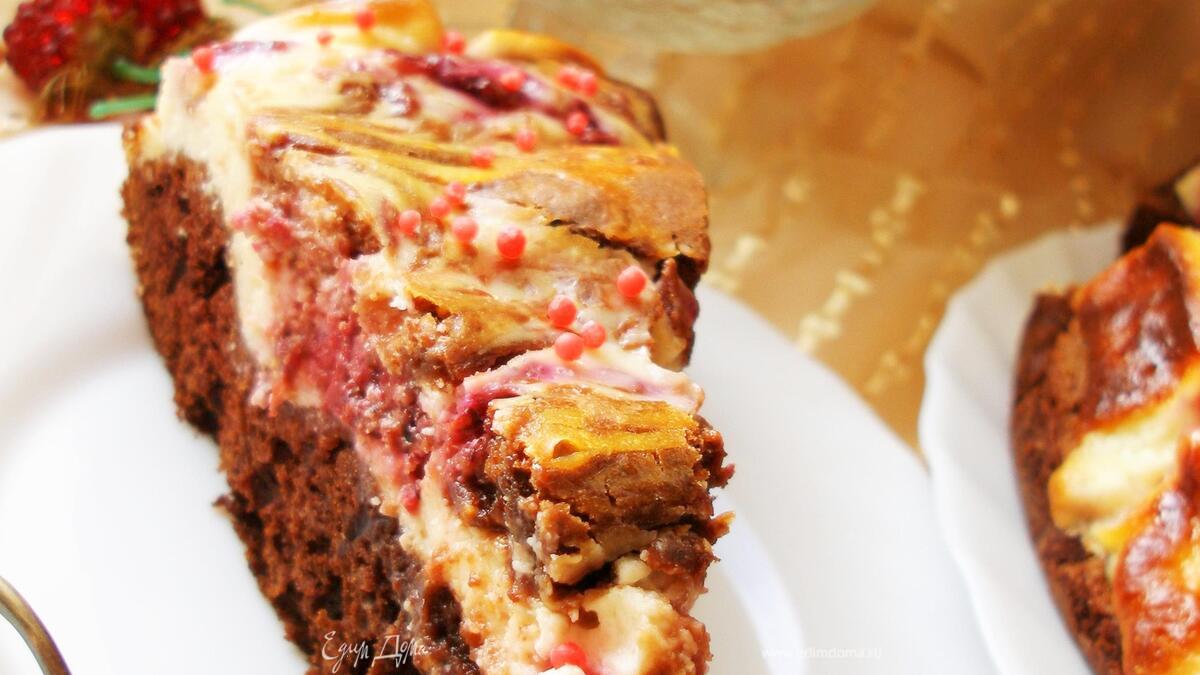 Шоколадный пирог с творогом и малиной