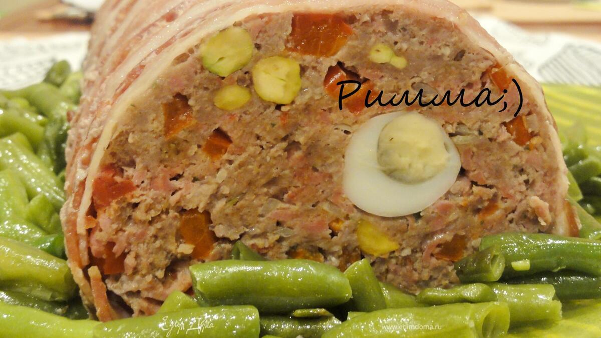 Мясной паштет с вялеными томатами, перепелиными яйцами и фисташками.