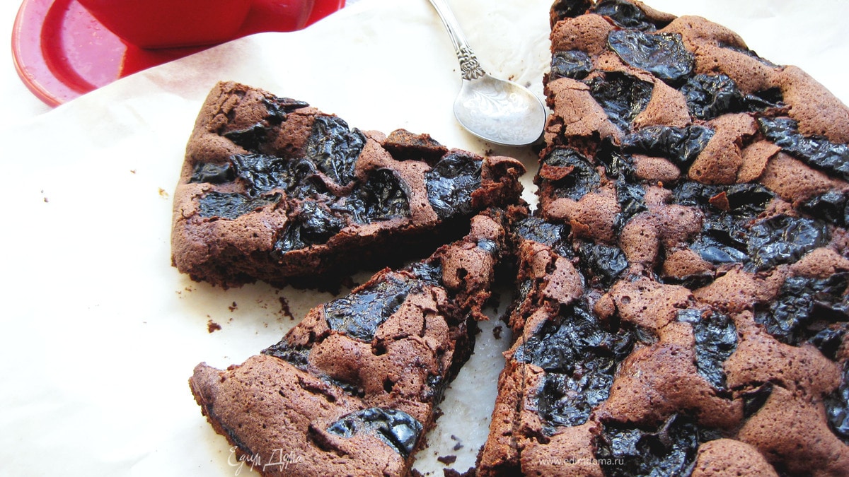 Шоколадный пирог с черносливом и бренди.