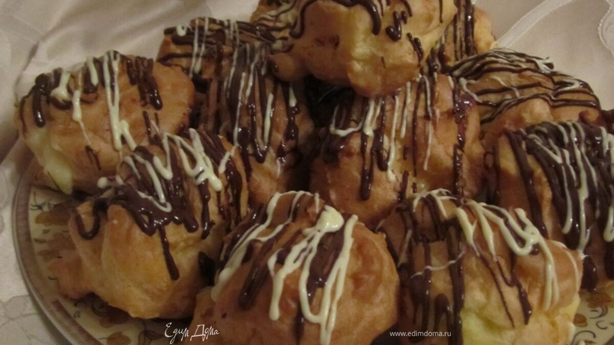 Профитроли или Заварное пирожное с заварным кремом на белом шоколаде..