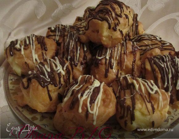 Профитроли или Заварное пирожное с заварным кремом на белом шоколаде..