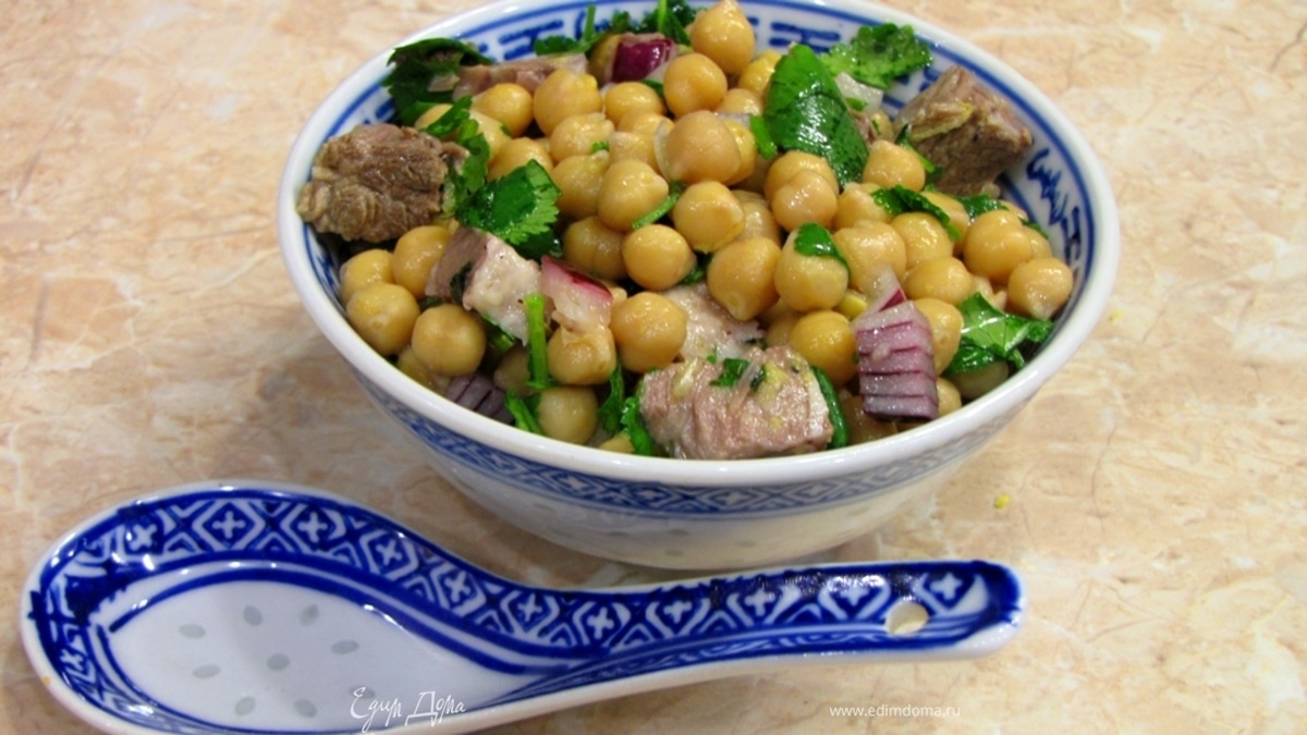 Салат из турецкого горошка с говядиной