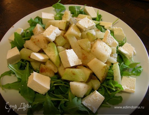 Салат из кольраби с грушой, финиками и фетой Салат из кольраби с грушой, финиками и фетой