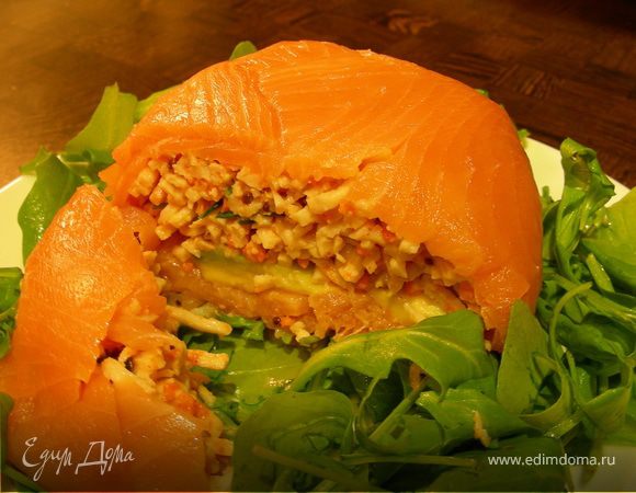 Закусочный шар из копченого лосося с крабовым мясом, авокадо и чили Закусочный шар из копченого лосося с крабовым мясом, авокадо и чили