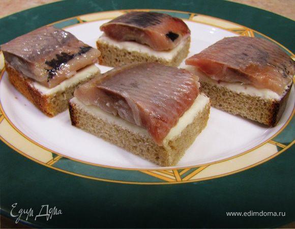 Тосты с селедкой