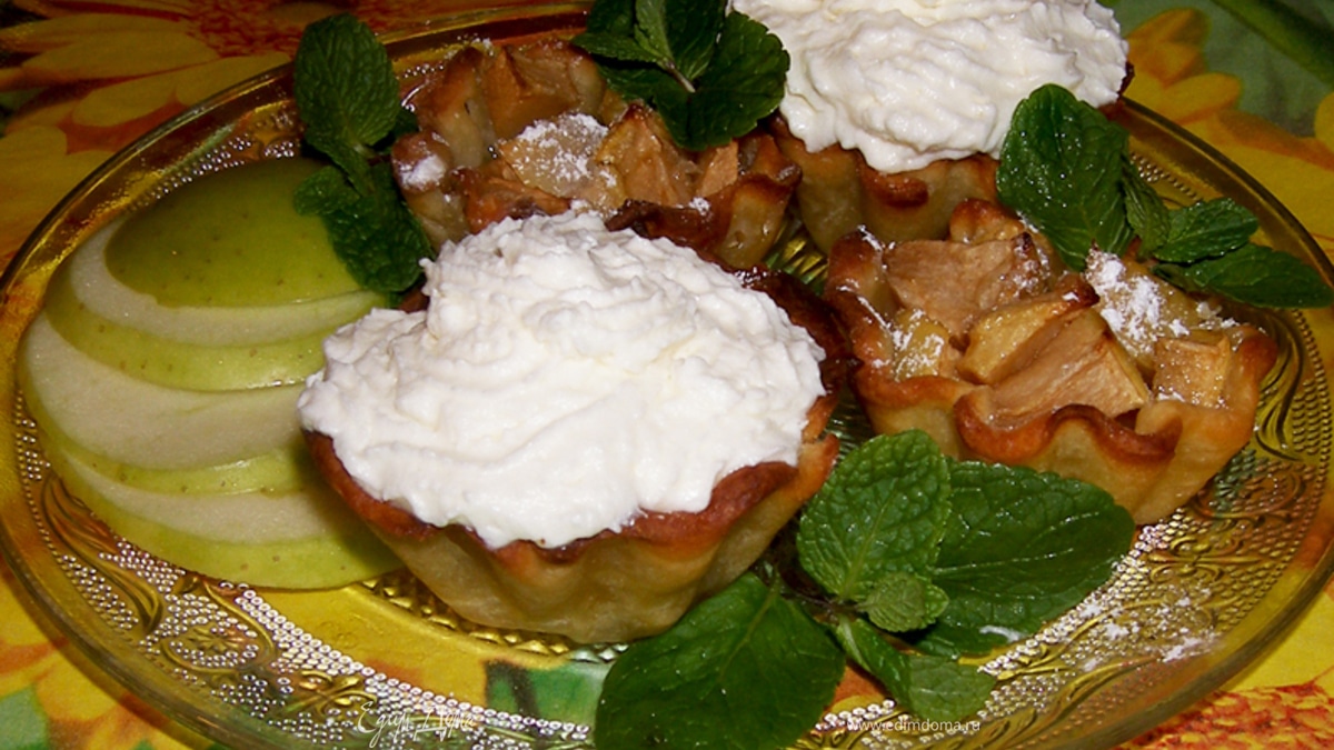 Яблочные корзиночки, для кого просто корзиночки, а для кого еще и с кремом))