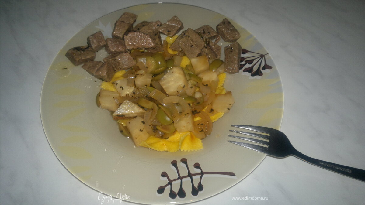 Крестьянская паста с сельдереем ,оливками и луком и тушеная говядина.
