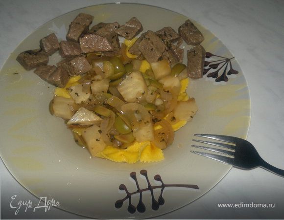 Крестьянская паста с сельдереем ,оливками и луком и тушеная говядина. Крестьянская паста с сельдереем ,оливками и луком и тушеная говядина.