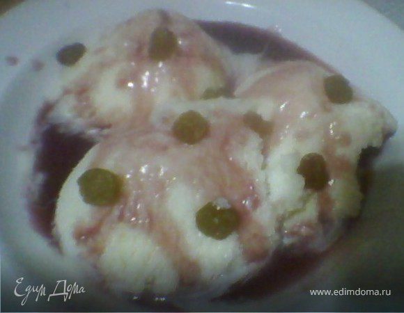 Мороженое с соусом из красного вина