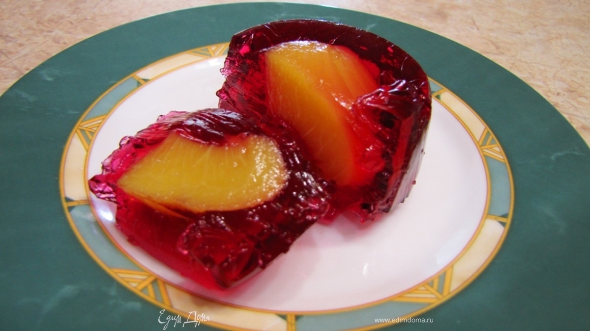 Желе с консервированными персиками