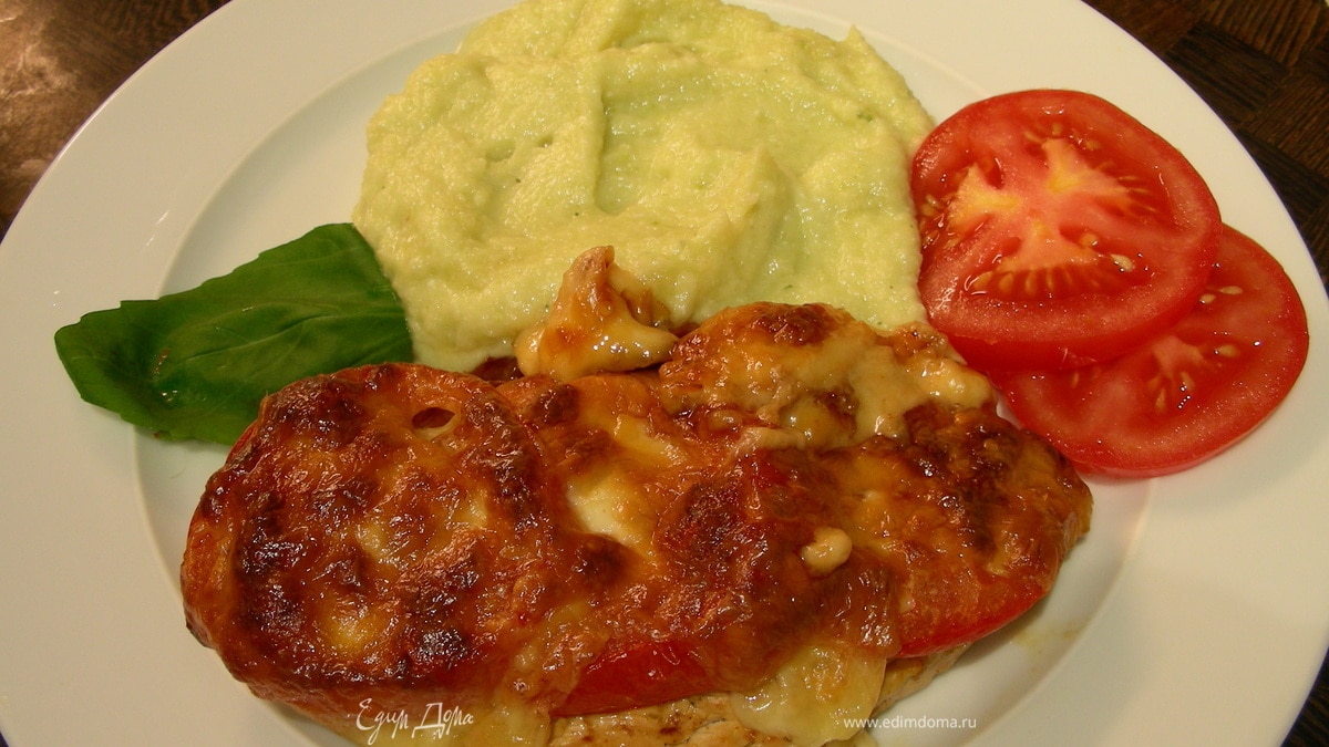 Куриная грудка, запеченная с томатами и моцареллой