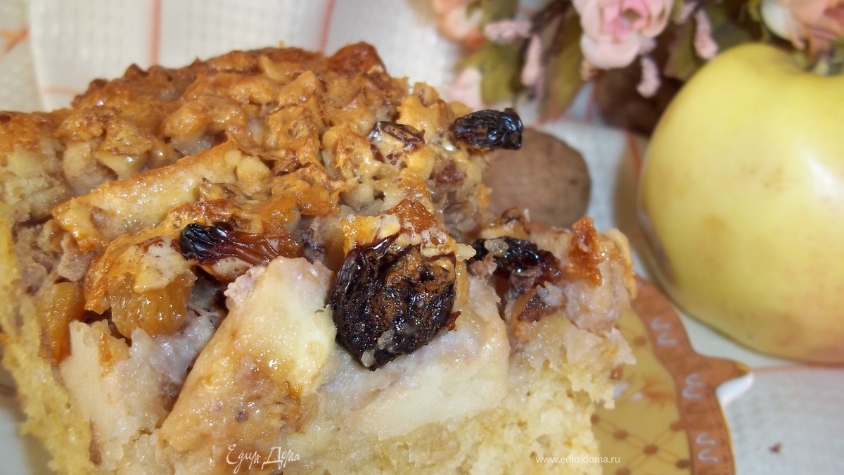 Овсянный пирог с яблоками, орехами и изюмом