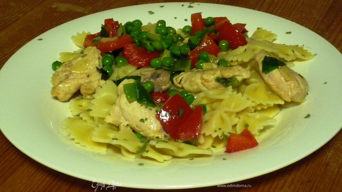 Яркая паста с горошком, перцем и индейкой