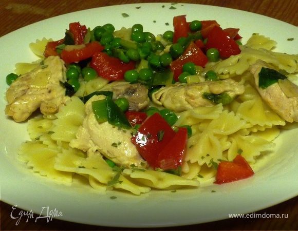 Яркая паста с горошком, перцем и индейкой