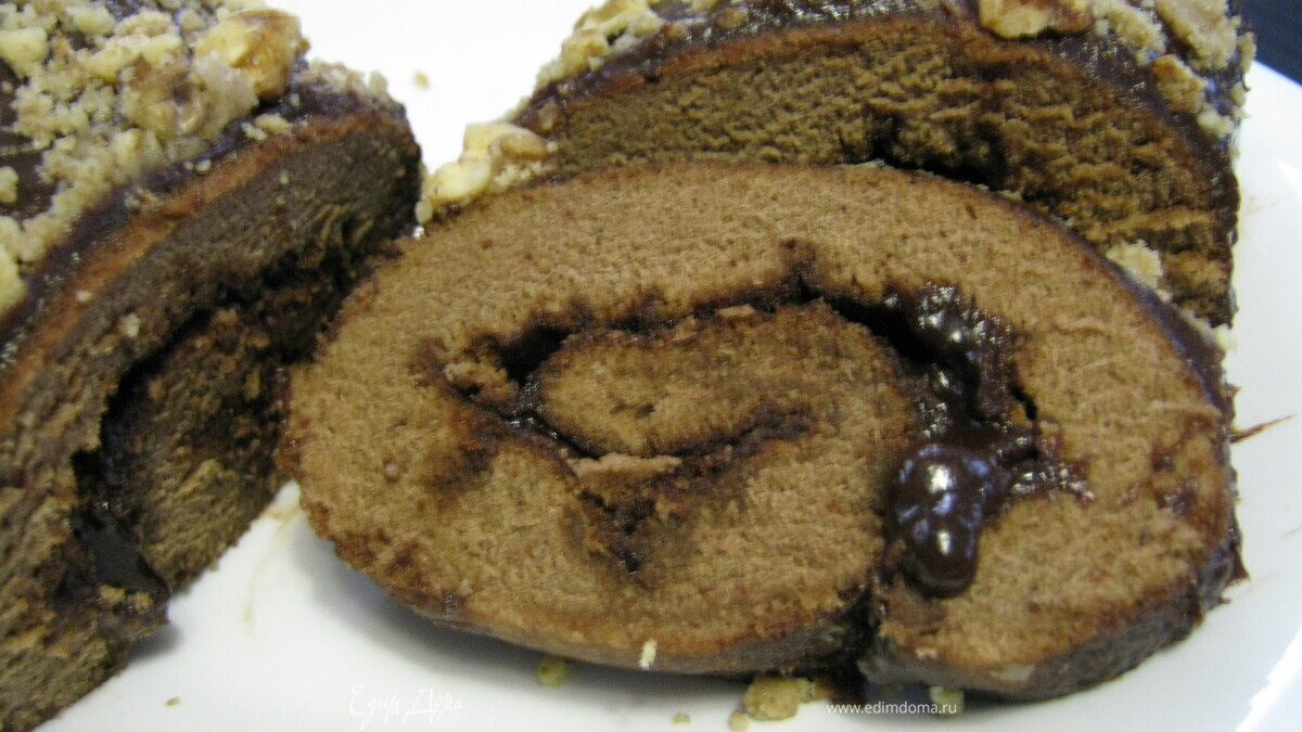 Шоколадно-ореховый рулет.