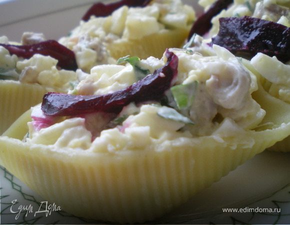 Конкильони, фаршированные салатом из сельди.