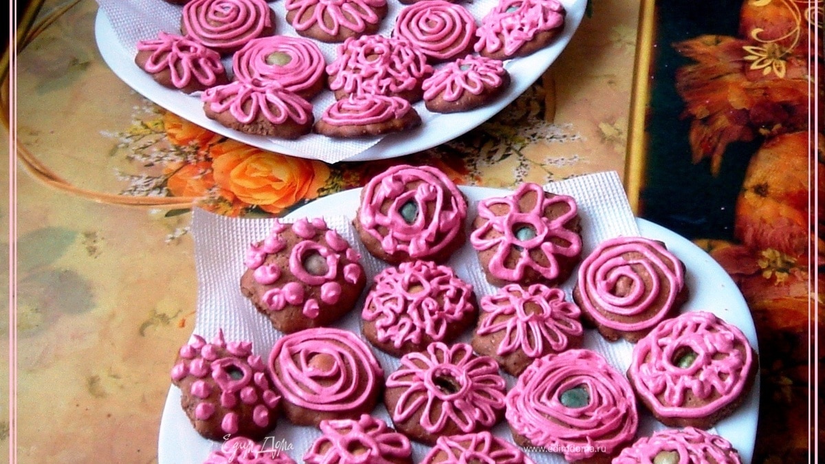 Шоколадное курабье с нежным кремом и морскими камешками)