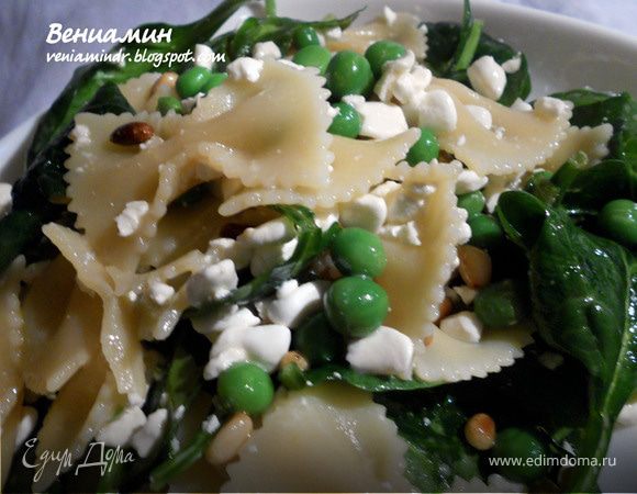 Теплый салат с пастой, горошком и творожным сыром