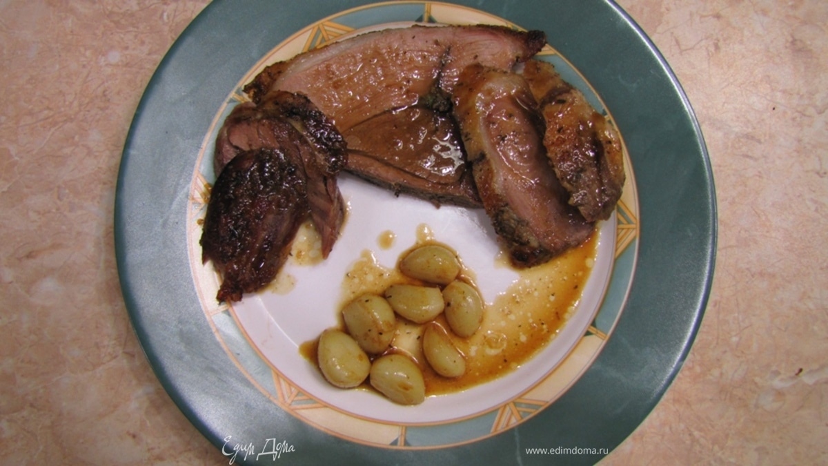 Запеченная баранья нога с чесноком