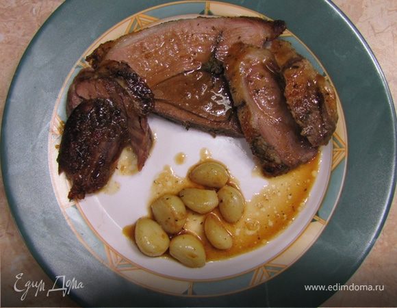 Запеченная баранья нога с чесноком