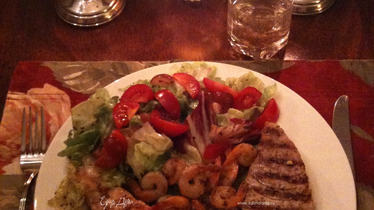 Рыба и креветки гриль на подушке из пюре из авокадо с салатом