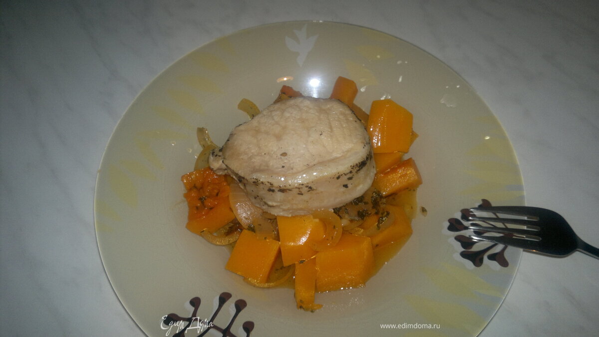 Стейк из свиной корейки с карманом начинённый оливками и чесноком и тушеная тыква с луком.