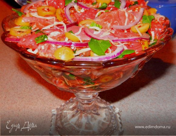 Освежающий салат с подкопченой семгой, грейпфрутом и оливками