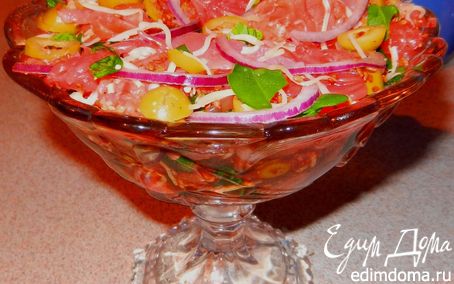 Рецепт Освежающий салат с подкопченой семгой, грейпфрутом и оливками