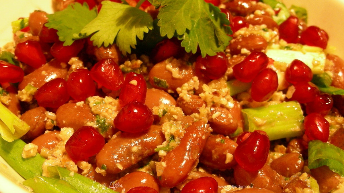 Лобио с гранатом и грецкими орехами