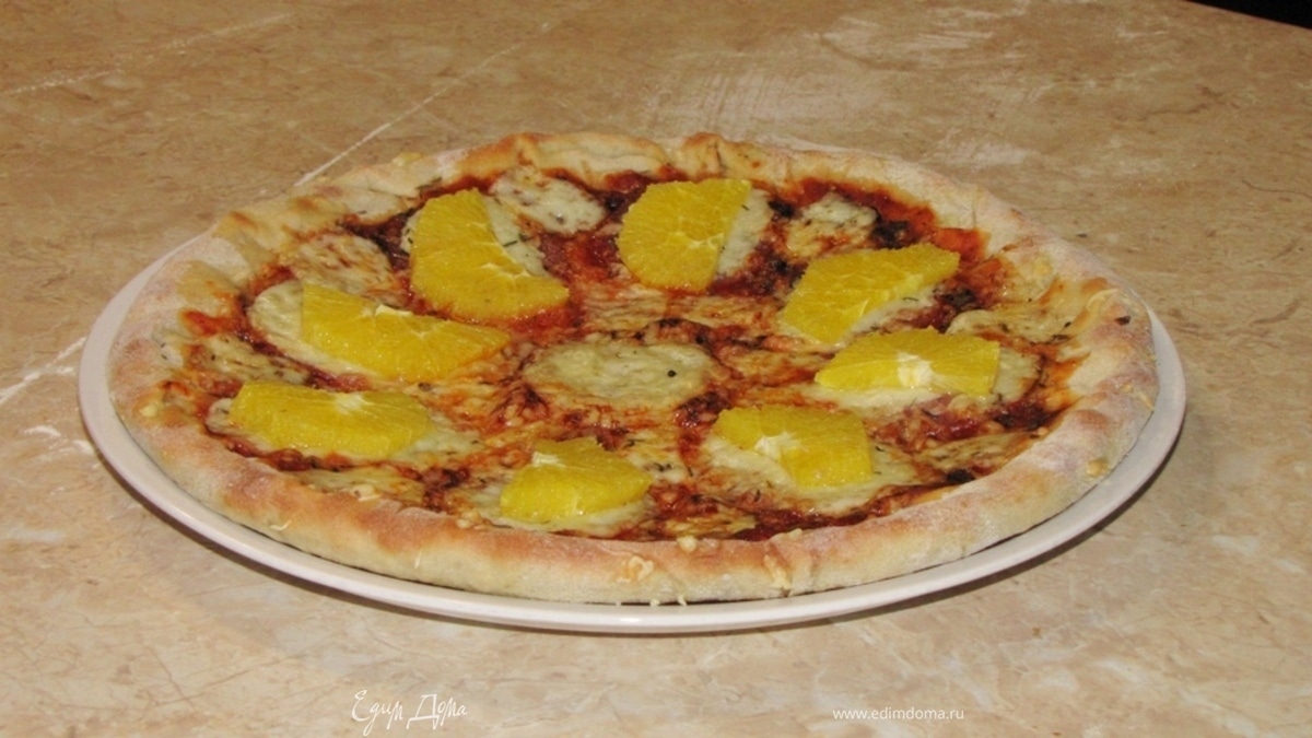 Пицца с салями и апельсином