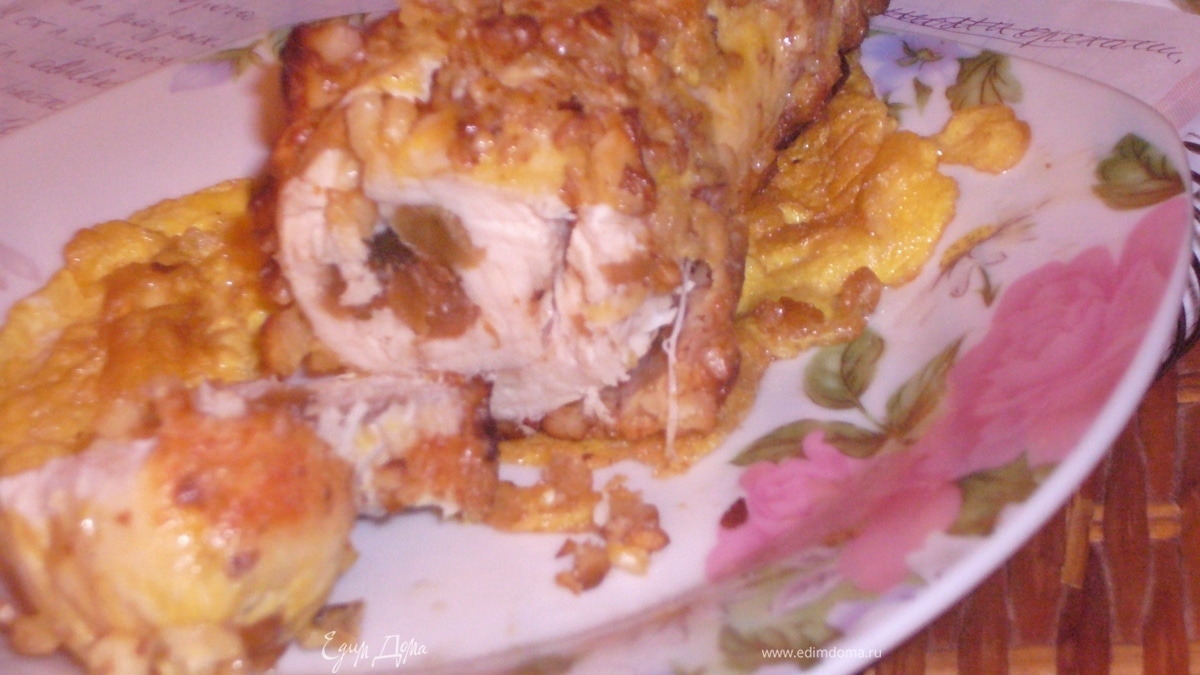 Рулет куриный с орешками и изюмом