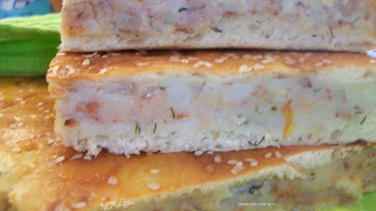 Пирог из дрожжевого теста с картофелем, гречкой и укропом