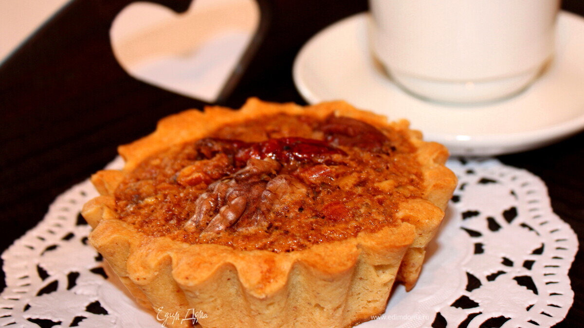 Песочное пирожное с орехами