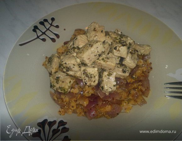 Густая чечевичная похлебка с луком и горчицей и тушеная свинина по-деревенски. Густая чечевичная похлебка с луком и горчицей и тушеная свинина по-деревенски.