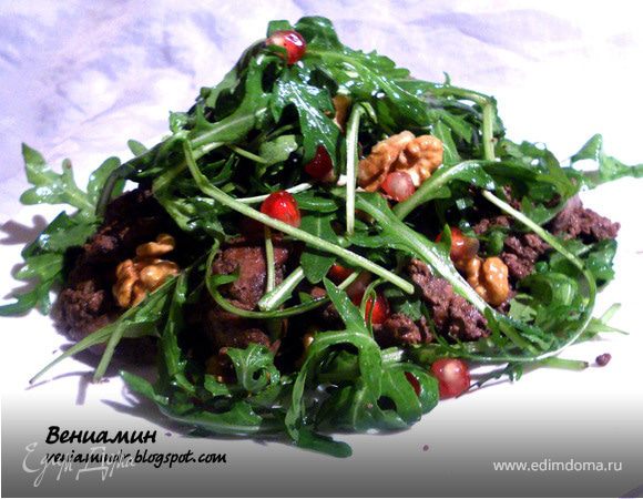 Теплый салат с печенью, гранатом и грецкими орехами Теплый салат с печенью, гранатом и грецкими орехами