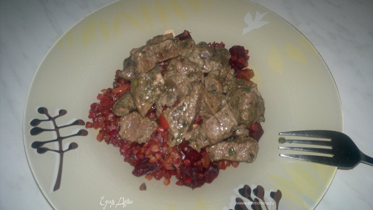 Свекольный гречотто с чесноком и имбирем и тушеная говядина с душицей