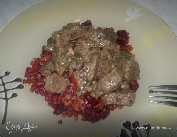 Свекольный гречотто с чесноком и имбирем и тушеная говядина с душицей