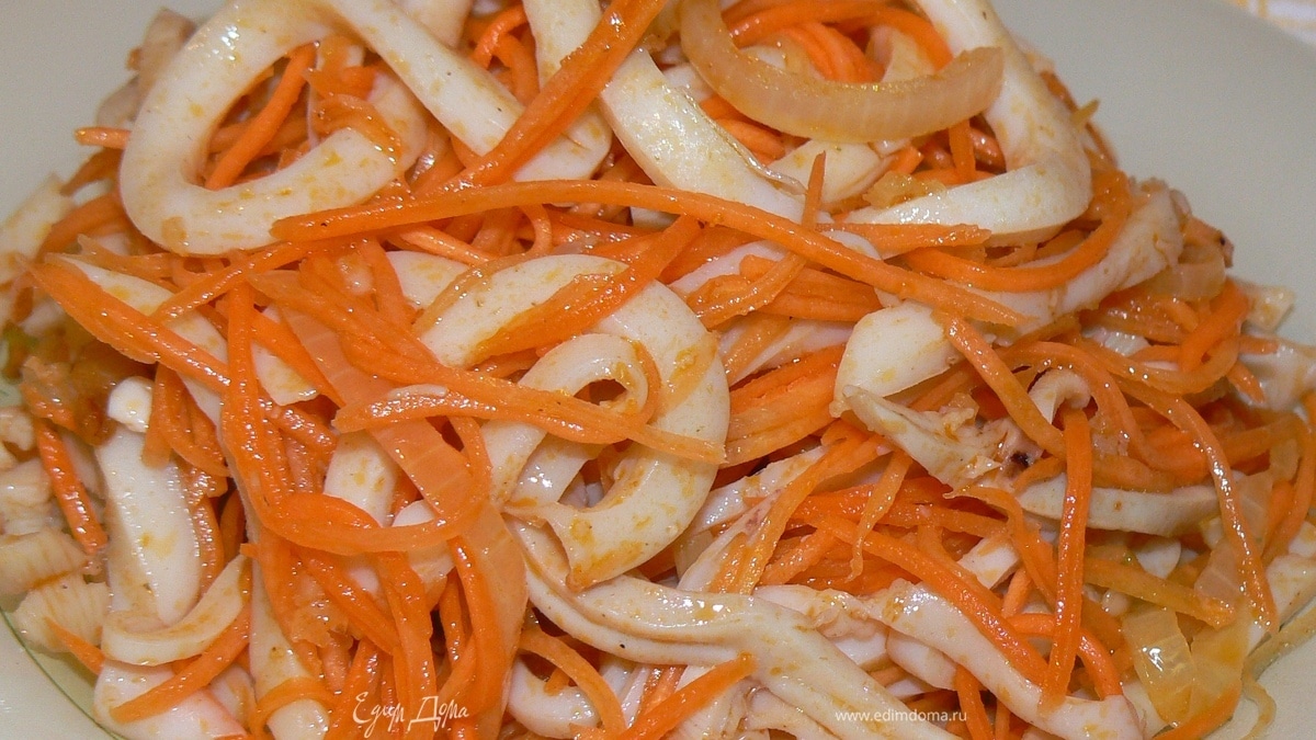 Салат с кальмарами и корейской морковью