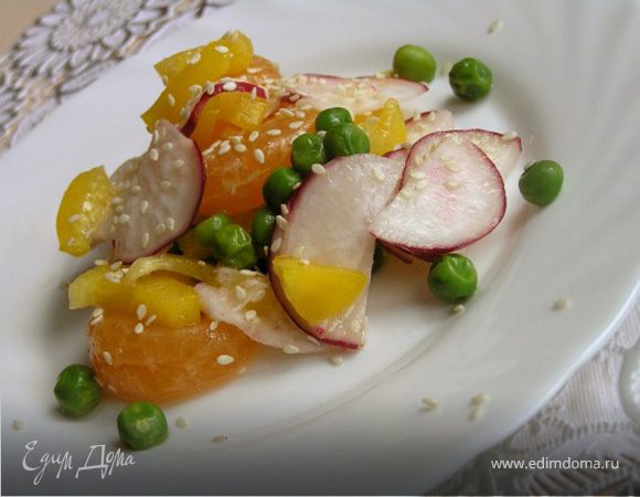 Пёстрый салат с редисом и мандаринами